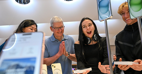 Перекупщики вынесли из Apple Store миллионы iPhone 15. Как им это удалось?