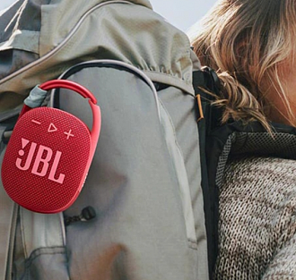 Колонку-карабин JBL с мощным звуком и защитой от воды отдают по приятной цене