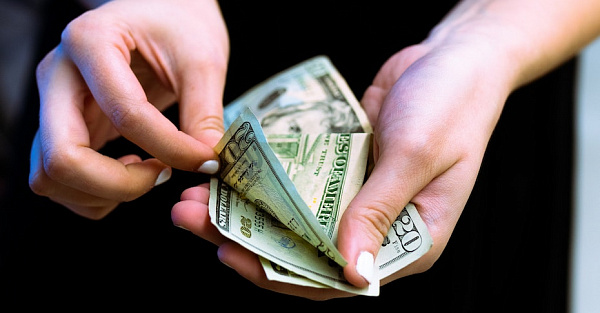 Центробанк прямо сказал россиянам, что делать с долларами и евро