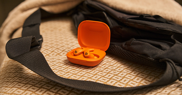 Apple выпустила новые наушники Powerbeats Fit