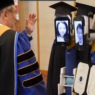 Японские студенты заменили себя роботами на вручении дипломов