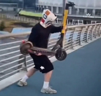 Война самокатам: их уничтожают, даже не скрывая лиц