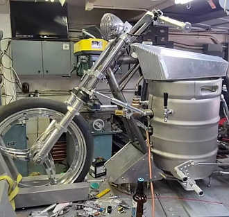 Энтузиаст собрал мотоцикл, работающий на пиве. Он разгоняется до 240 км/час