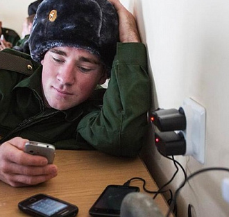 Российским военным запретили смартфоны и планшеты