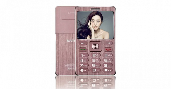 Миниатюрные телефоны с AliExpress: размером с кредитку, складной и даже копия первого айфона