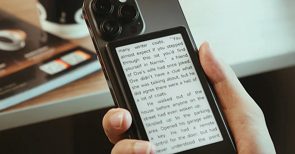 Двухсторонний смартфон: мини-читалка с MagSafe превращает iPhone или Pixel в электронную книгу
