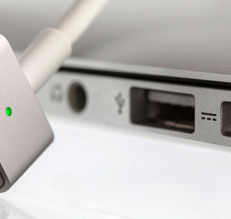 С Apple судятся из-за искры от адаптера питания MacBook