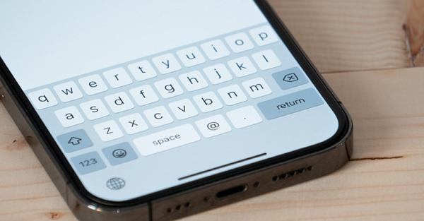 На клавиатуре iPhone невозможно писать без опечаток