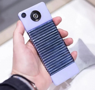 Samsung представила смартфон будущего, который вынудит владельца расшивать одежду