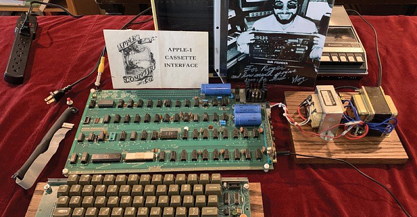 На аукцион выставят первый компьютер Apple и знаменитую куртку Стива Джобса, в которой он послал нахер IBM