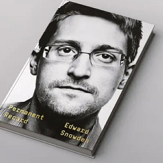 Мемуары Эдварда Сноудена: о слежке в США и жизни в России