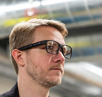 Intel создала «умные» очки, проецирующие изображение прямо на сетчатку глаза