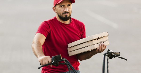 Власти придумали, как бороться с курьерами, которые носятся по тротуарам