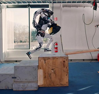 Робот из Boston Dynamics показал навыки паркура. Впечатляет