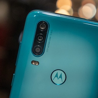 Motorola выпустит зарядку, питающую смартфон по воздуху. У Xiaomi есть такая же
