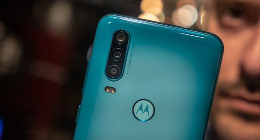 Motorola выпустит зарядку, питающую смартфон по воздуху. У Xiaomi есть такая же