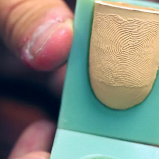 Фальшивые отпечатки пальцев сделают смартфоны более безопасными