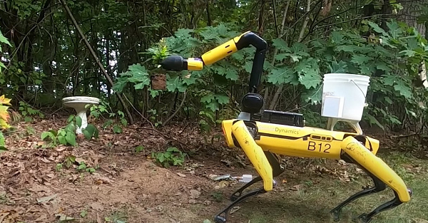 Boston Dynamics оснастила робопса Spot механической рукой. Теперь он сможет посадить дерево или собрать бельё для стирки