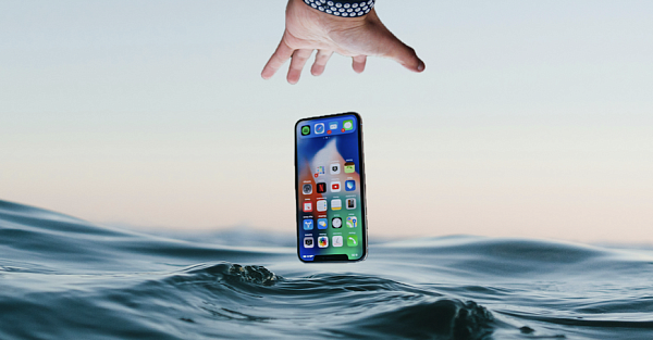 Apple разрушила главный миф об iPhone, который упал в воду