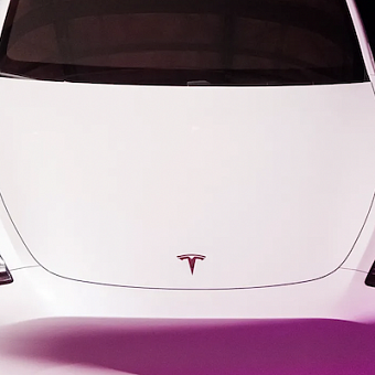 Илон Маск научил Tesla «лихачить» на автопилоте. Теперь они водят как люди (видео)