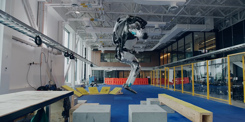 Роботы из Boston Dynamics показали паркур