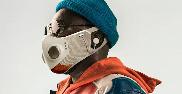 Участник группы Black Eyed Peas представил маску Xupermask. Она оснащена HEPA-фильтром и наушниками с шумоподавлением