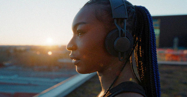 Эти беспроводные наушники не нужно заряжать