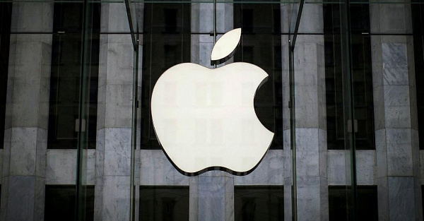 Топ-менеджера Apple выгнали с работы из-за «большегрудых красоток»