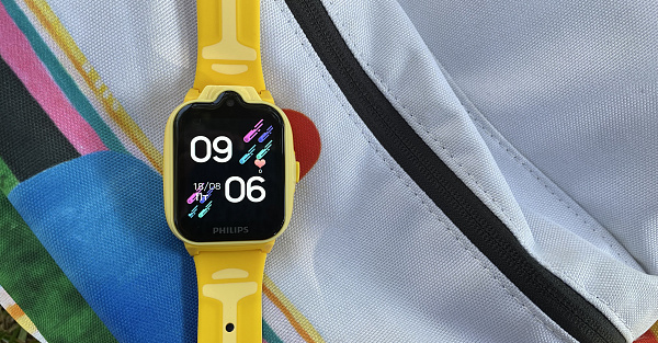 Обзор детских часов Philips W6610: надежная безопасность и внимание к учебе ребенка