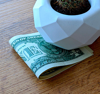 Курс доллара упал ниже 90 рублей