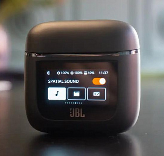JBL выпустила уникальные наушники с сенсорным дисплеем на кейсе. Что они умеют?
