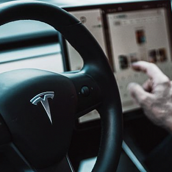 Илона Маска вынудили отключить крутую штуку в Tesla. Кто не успел — тот опоздал