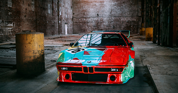 BMW M1 оформленный поп-арт художником Энди Уорхолом отмечает 40-летие потрясающей фотосессией