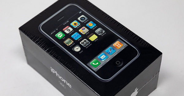 Старинный запечатанный iPhone выставили на аукцион. Угадайте, сколько он стоит?