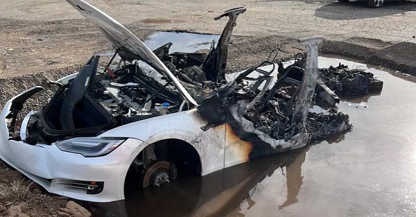 Tesla загорелась сама собой. Спасатели  были неготовы к такому
