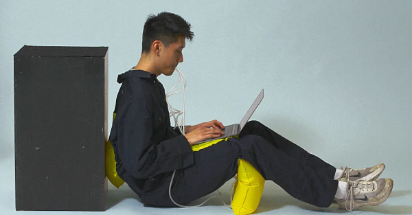 Китайский студент создал костюм для «удаленки». Нелепо, но практично