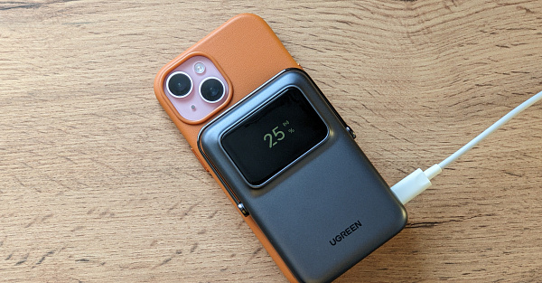 Попробовал магнитный пауэрбанк для iPhone от UGREEN с Qi2 и дисплеем и зарядил весь дом. Стоит недорого