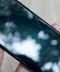 В процессе использования iPhone 7 в цвете «черный оникс» остается без надписей на задней крышке
