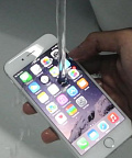 Хоть iPhone 7 и водоотталкивающий, гарантия Apple не покрывает повреждения водой
